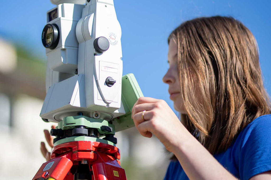 Anja Saladin, Vermessung Tachymeter, Lernende Geomatikerin, HMQ AG