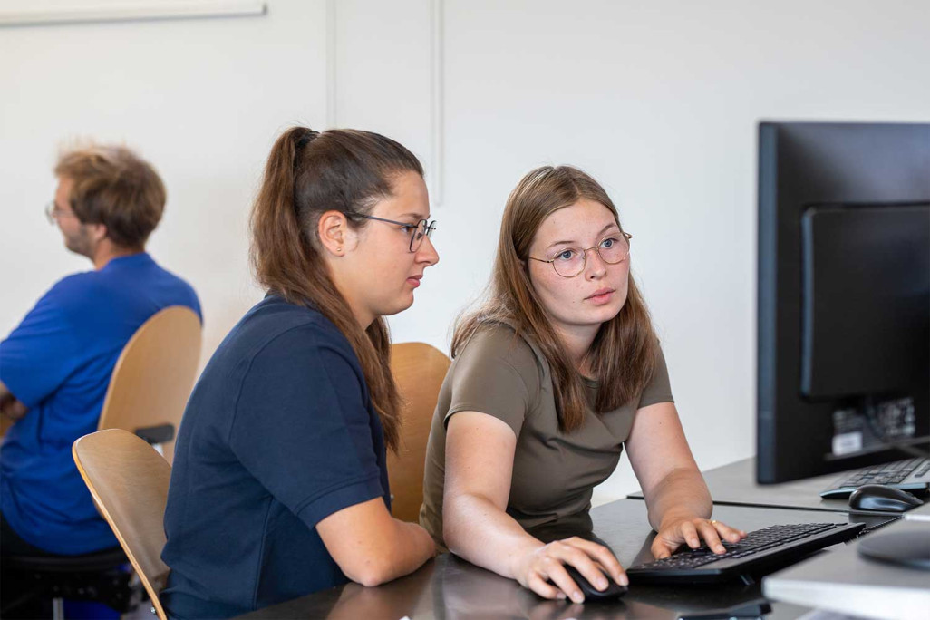 Anja Saladin und Flavia Cabernard, Lernende Geomatikerin EFZ, HMQ AG